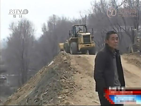 Liaoning a village dump destroyed fields conflict, villagers say people posing as police chief and gun
