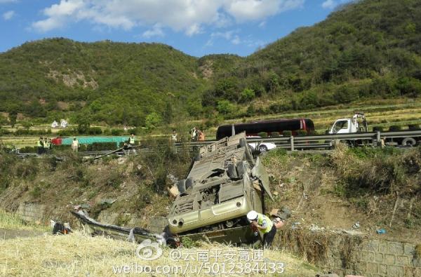 Yunnan Kunming Chu a tourist bus collided with a car at high speed, killing 3 people and wounding more than